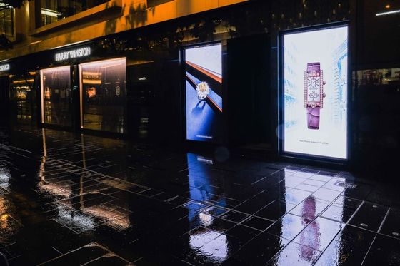 GA σειρά P4 αφίσα LED οθόνη W1366 * H1920mm Μέγεθος ενότητας 320 * 160mm IP65 εξωτερική εγκατάσταση 8000 νιτ