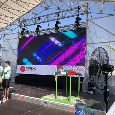 Νεότερη εξωτερική οθόνη LED P1.5625 P1.953 P2.6 mm 7680 Hz, κυρτή οθόνη για εκδηλώσεις σκηνής και μηχανή εξωτερικής διαφήμισης.