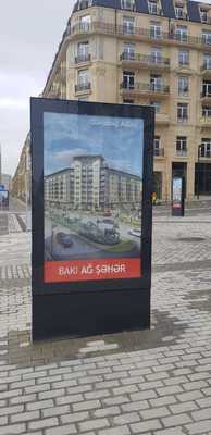 Καλή τιμή Υπαίθρια LED Αφίσα με Pixel Pitch P2.5/P3/P4, Φωτεινότητα 5500nits και Προσαρμόσιμο Μέγεθος Οθόνης 960*1920mm σε απευθείας σύνδεση